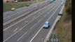 Un nuevo video grabado por una cámara de una autopista en el que un camión pierde el control y arrolla unos cuantos coches
