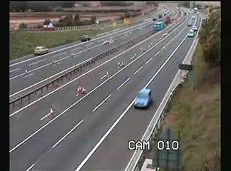 Télécharger la video: Un nuevo video grabado por una cámara de una autopista en el que un camión pierde el control y arrolla unos cuantos coches