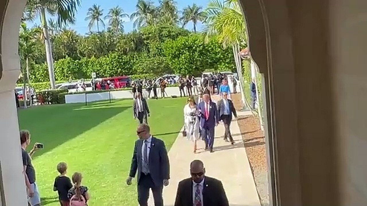 Melania quittent le centre de loisirs Morton et Barbara Mandel à Palm Beach, en Floride, après avoir voté à la primaire présidentielle du Florida GOP…