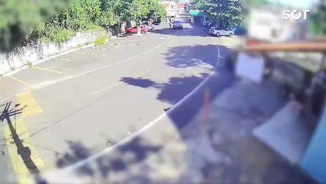 Caminhão sem freios quase cai no Rio Paraná em Foz do Iguaçu