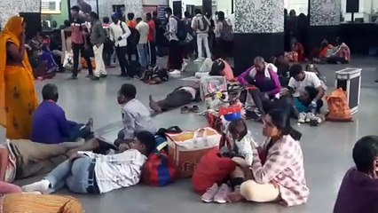 होली को देखते हुए ट्रेनों में यात्रियों की संख्या बढ़ी