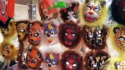होली पर बाजार में आय मुखौटे और पिचकारी बच्चों को लुभा रहे