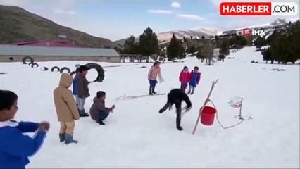 İlkokul öğrencileri kendi hazırladıkları parkurlarda kıran kırana yarışıyor