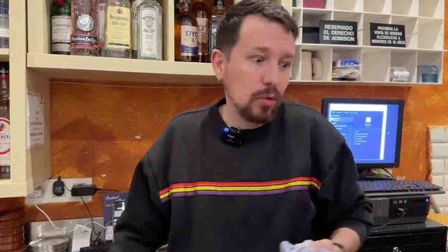 Pablo Iglesias publica las primeras imágenes de su bar y se lleva de propina un porrón de mofas