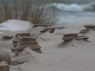 La sabbia ghiacciata sul lago Michigan forma delle torri