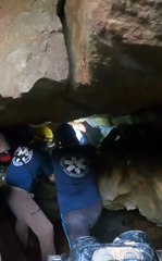 Resgate emocionante de cão preso em gruta 🐶