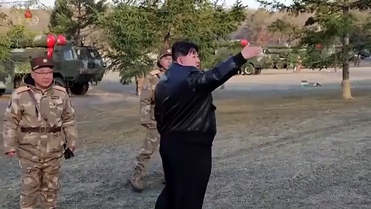 Kim Jong-un'dan dev ​​roketatarlarla gövde gösterisi