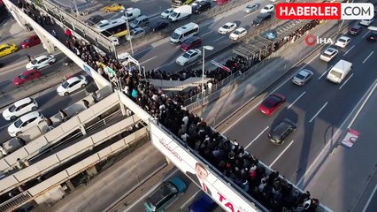 İstanbul'da Metrobüs Kuyrukları Devam Ediyor