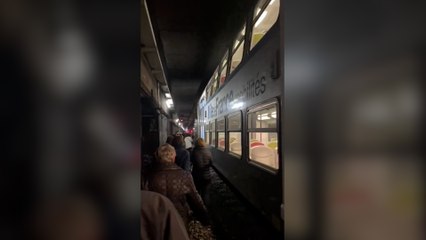 RER C : des passagers descendent sur les voies après avoir été bloqués près de deux heures dans un train