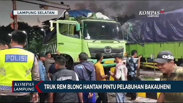 Truk Fuso Muatan Tepung Hantam Pintu Pelabuhan Bakauheni