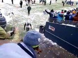 Jets de fútbol, Shaun Ellis, lanza gigantesca bola de nieve a fans