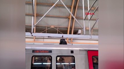 Metronun üzerine çıktı, seferler durdu