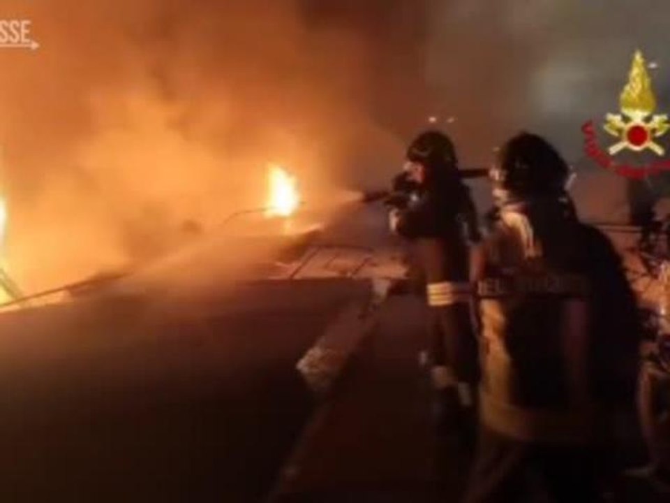 Genova, le fiamme nel porto turistico di Prà: avvolte 8 imbarcazioni