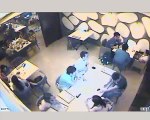 Camara de Seguridas sorprendido robando ordenador portátil de la bolsa  de una persona