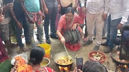 খুন্তি কড়াই নিয়েই রাস্তায়! সবার জন্য কী রাঁধলেন Locket?
