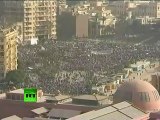 Los camellos y caballos en la plaza Tahrir como choque manifestantes en El Cairo