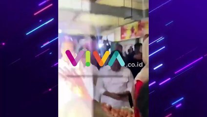 Paspampres Rampas Poster Emak-emak di Depan Jokowi