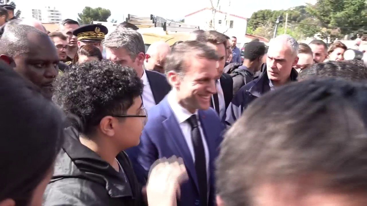 "Faut qu'on arrive à le dissuader de continuer": interpellé à Marseille, Emmanuel Macron s'exprime sur Poutine et la guerre en Ukraine