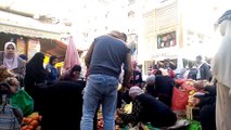 هجوم علي شراء الفاكهه من الباعه الجائلين في سوق الاسكندريه