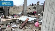 Gazatíes buscan entre los escombros tras un bombardeo israelí en Rafah