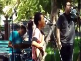 jovencillo toca en una banda de jazz