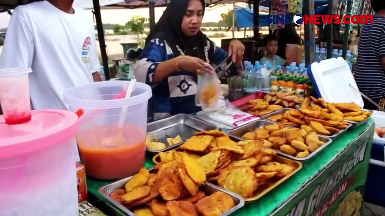 Nikmati Pemandangan Alam Sambil Berburu Makanan Buka Puasa di Pelataran Masjid Terapung Al-Alam Kendari
