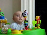 Bebé se asusta cuando su mamá se suena la nariz