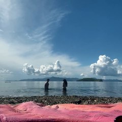 Birce Akalay genç aşkı ile deniz sezonunu açtı