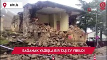 Bitlis’te sağanak yağışla bir taş ev yıkıldı