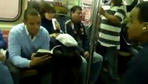 Latino Loco molestando en tren