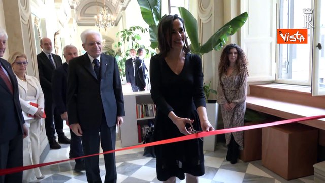 Mattarella all'inaugurazione della nuova sede stampa estera, ecco il taglio del nastro