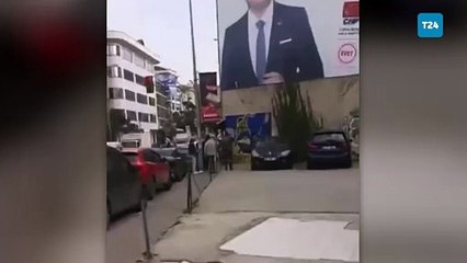 İstanbul Kadıköy’de bir duvara çizilen Osayi Samuel Grafitisi İBB ekipleri tarafından siliniyor