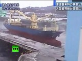Japón estragos del tsunami a través del puerto lleno de barcos