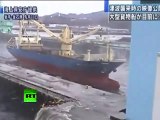 Video tsunami arrasando el puerto lleno de barcos