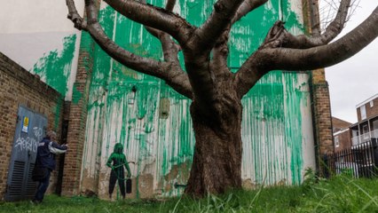 Banksy offre à une fresque qui redonne vie à un arbre à Londres