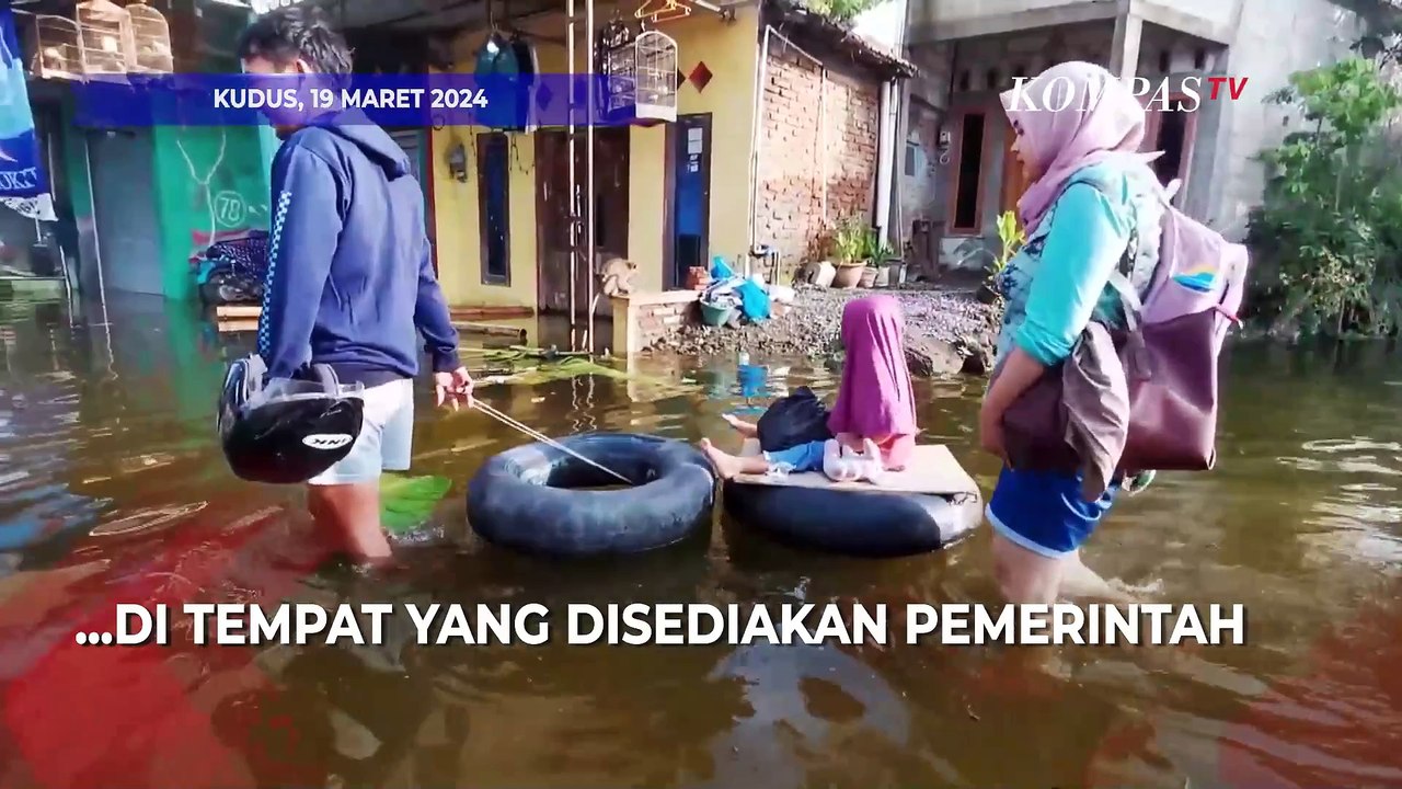 Potret Korban Banjir di Kudus yang Tetap Bertahan di Rumah
