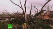 Tormenta de vídeo cazadores de tornados rompiendo todo en su camino en Oklahoma