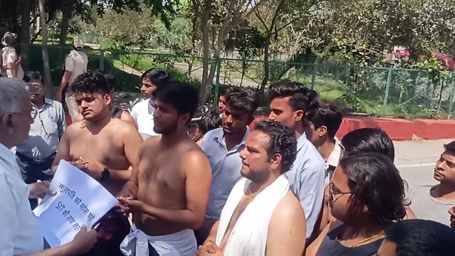 कुलपति के विरोध में प्रदर्शन ऐसा...हर कोई देखकर हुआ हैरान!