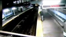 Hombre cae en las vias del metro mientras habla por telefono celular