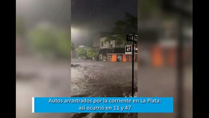 Autos arrastrados por la corriente en pleno centro de La Plata