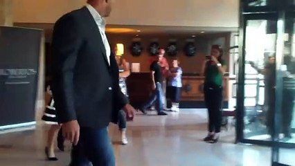 Download Video: Guardaespaldas de Lady Gaga golpea salvajemente a un fan en un hotel en Bucarest Rumania