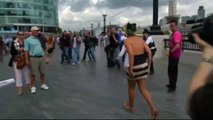 Activistas de Femen protestan en Topless por los derechos de las mujeres en Londres