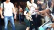 Lady Gaga conoce a sus pequeños mostruos en un hotel en Bulgaria