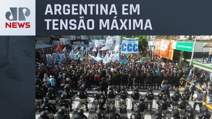 Policiais dispersam protestos contra governo de Javier Milei