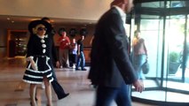 Guardaespalda de Lady gaga Golpea a Fanatico en Hotel Polémico video