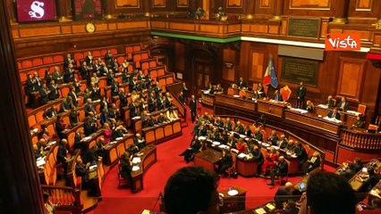 Descargar video: Meloni al Senato, la standing ovation del centrodestra al termine del suo intervento