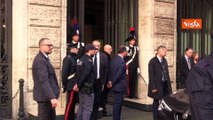 Giorgia Meloni saluti e selfie con gli studenti prima di entrare in Senato