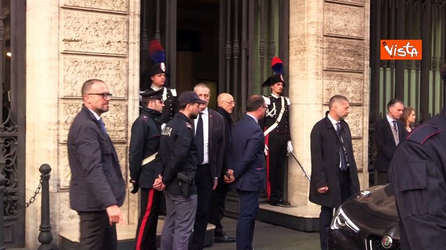 Giorgia Meloni saluti e selfie con gli studenti prima di entrare in Senato