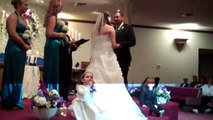 Niñita calla a todos los invitados en la boda