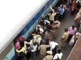 Policas Golpean a pasajeros de tren el la India